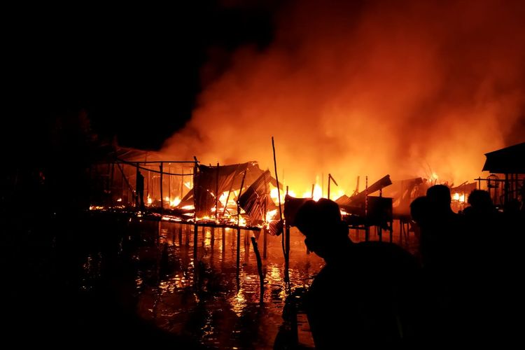 Kebakaran hebat melanda perkampungan padat di wilayah pesisir Desa Liang Bunyu Pulau Sebatik Nunukan Kaltara. Sekitar 11 rumah luluh lantak dilalap si jago merah