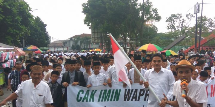 Ribuan santri Kota Tasikmalaya menyambut rombongan aksi jalan kaki laskar santri untuk mendukung Ketum PKB Muaimin Iskandar alias Cak Imin menjadi cawapres Joko Widodo, Sabtu (21/7/2018).