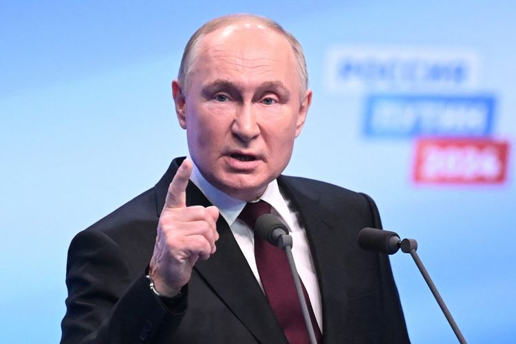 Presiden Rusia dan calon presiden Vladimir Putin bertemu dengan media di markas kampanyenya di Moskow pada 18 Maret 2024. Putin diprediksi menang telak di Pilpres Rusia 2024.