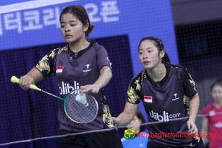 Ganda putri Indonesia, Suci Rizky Andini/Tiara Rosalia Nuraidah bersiap melakukan servis ke arah pasangan Inggris, Heather Olver/Kate Robertshaw pada babak pertama Korea Open Superseries, Rabu (08/01/2014). Suci/Tiara menang 21-17, 21-15.         
    