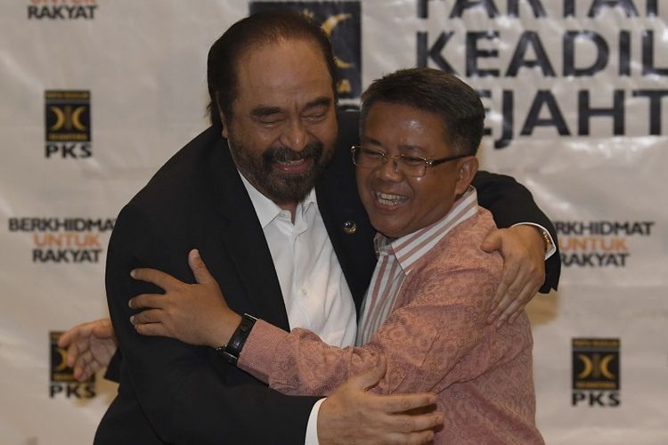 Ketua Umum Partai Nasional Demokrat (Nasdem) Surya Paloh (kiri) berpelukan dengan Presiden Partai Keadilan Sejahtera (PKS) Sohibul Iman usai menyampaikan hasil pertemuan tertutup kedua partai di DPP PKS, Jakarta, Rabu (30/10/2019). Pertemuan tersebut dalam rangka silaturahmi kebangsaan dan menjajaki kesamaan pandangan tentang kehidupan bermasyarakat berbangsa dan bernegara. ANTARA FOTO/Puspa Perwitasari/foc. 