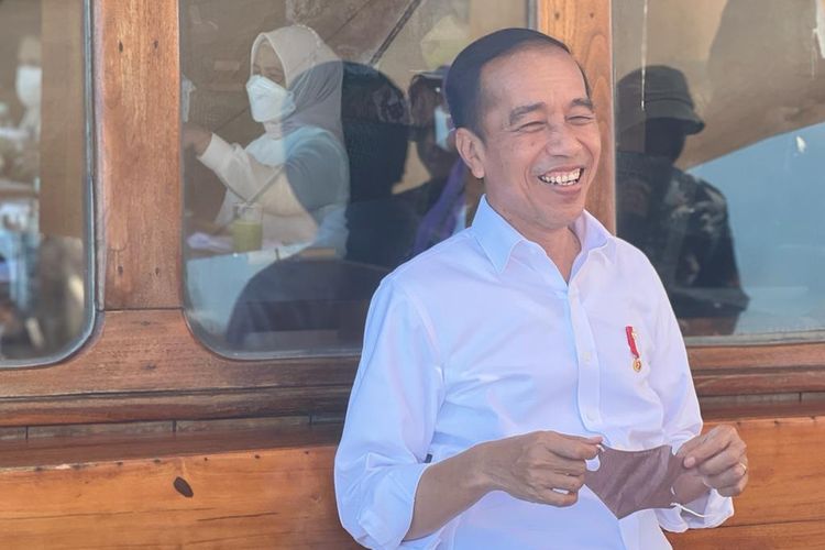 Presiden Joko Widodo menumpangi kapal pinisi dalam perjalanan dari Labuan Bajo, Nusa Tenggara Timur, menuju Pulau Rinca, Kamis (21/7/2022).
