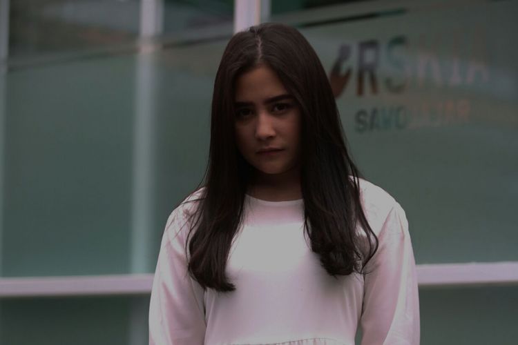 Prilly Latuconsina saat ditemui di lokasi shooting Danur 2, di RSKIA Sawojajar, Bogor, Jawa Barat, Jumat (5/1/2018).