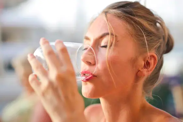 Minum air putih, kebutuhan air sesuai usia, berapa banyak minum air putih dalam sehari