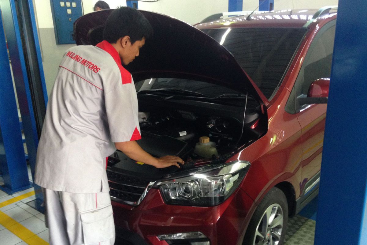 Aktivitas bengkel resmi Wuling di Bali.