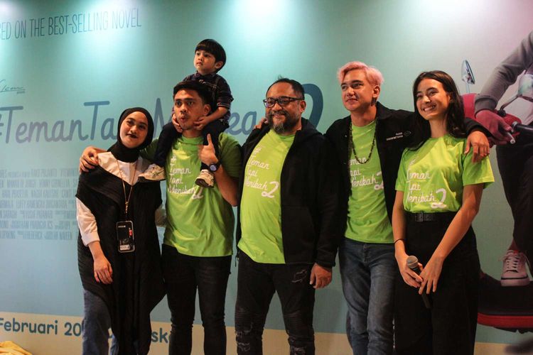 Para bintang film Teman Tapi Menikah menghadiri peluncuran poster dan trailer film tersebut di Falcon Bioskop, Mampang,Jakarta Selatan, Senin (20/1/2020).Film Teman Tapi Menikah 2 akan tayang di bioskop pada bulan 27 Februari.