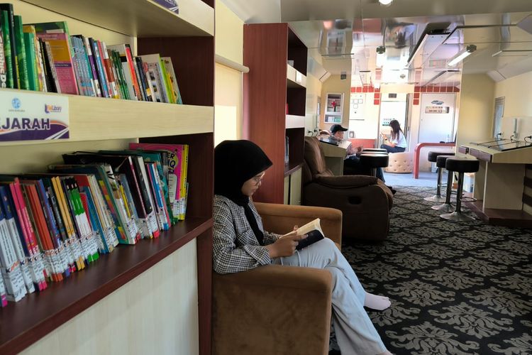 Asyiknya Membaca Buku dan Berobat Gratis di Rail Clinic KAI Jember