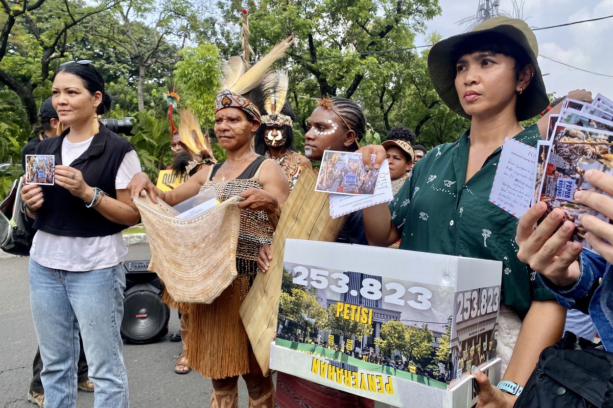 Dengan tari-tarian suka cita, suku Awyu dan Moi menerima 253.823 tanda tangan petisi publik yang kemudian akan diserahkan ke Mahkamah Agung.