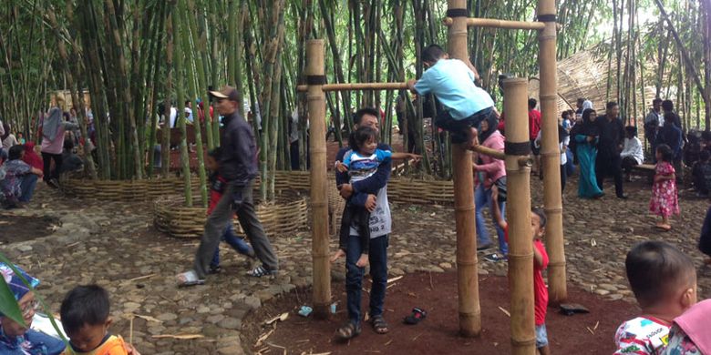 Permainan anak-anak di Pasar Papringan, Desa Ngadiprono, Kecamatan Kedu, Kabupaten Temanggung, Jawa Tengah. Meski di tengah pelosok desa, pasar itu tetap diburu wisatawan.