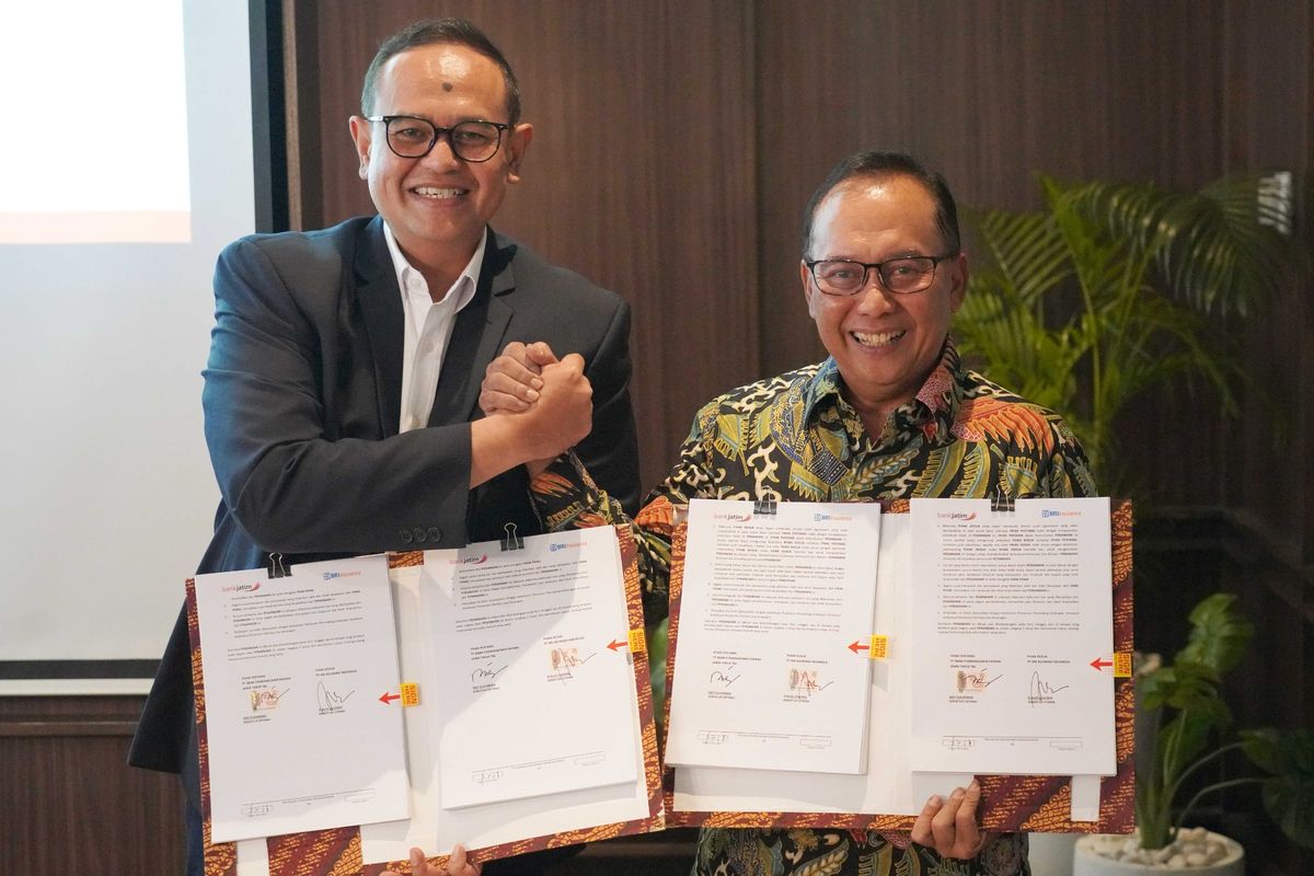 Penandatanganan kerja sama yang dilakukan oleh CEO BRI Insurance Budi Legowo, dan Direktur Operasi Bank Jatim Arif Suhirman. 