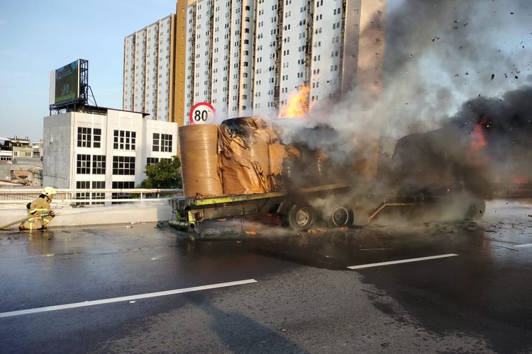 Foto : Sebuah Truk Terbakar Di Tol Dalam Kota Arah Grogol, Diduga ...