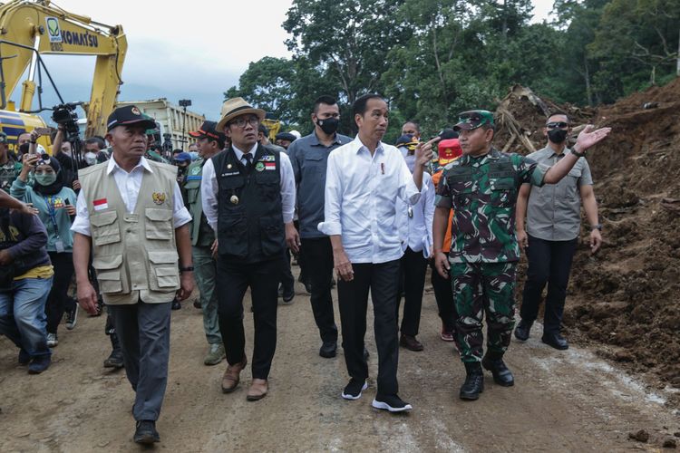 Presiden RI Joko Widodo didampingi Gubernur Jawa Barat Ridwan Kamil dan Kepala Staf Angkatan Darat Jenderal Dudung Abdurachman meninjau lokasi longsor akibat gempa di Kampung Pos, Desa Cijedil, Kecamatan Cugenang, Kabupaten Cianjur, Jawa Barat, Selasa (22/11/2022). Sedikitnya 162 orang meninggal dunia, 326 warga luka-luka, dan 13.784 orang mengungsi akibat gempa bermagnitudo 5,6 di Cianjur.