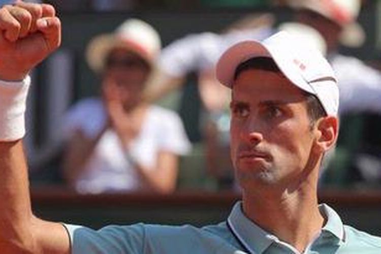 Petenis Serbia, Novak Djokovic, mengepalkan tangan setelah meraih poin atas Rafael Nadal dari Spanyol, pada laga semifinal French Open, Jumat (7/6/2013).