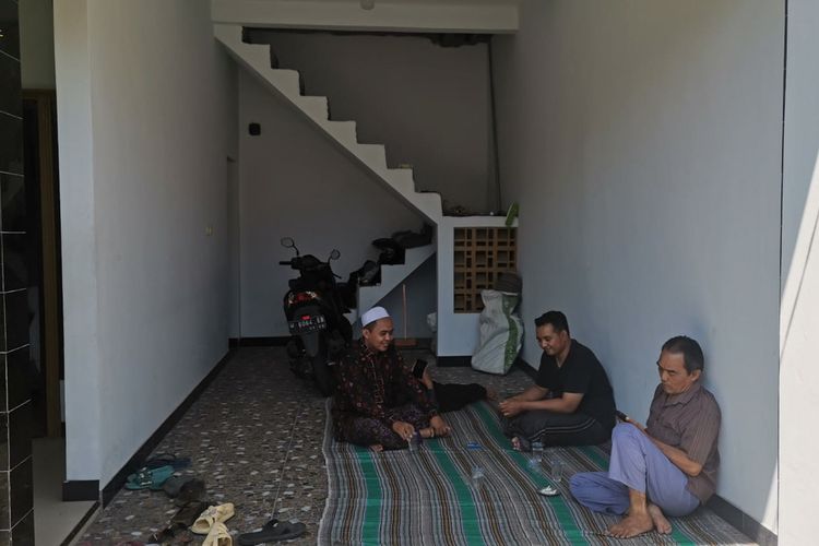 Tampak suasana duka di kediaman almarhum Achmad Suhadak Riduwan (54) di Kelurahan Sidomoro, Kecamatan Kebomas, Gresik, Jawa Timur.