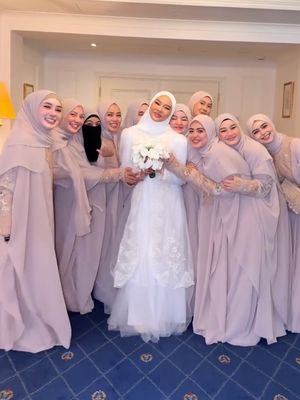 Bridesmaid Dara Arafah tampil serasi dalam abaya nude di Madinah. Elegan, lembut, dan selaras dengan suasana sakral pernikahan di Masjid Nabawi.