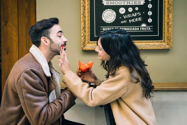 Kecocokan Cinta Aquarius dengan 12 Zodiak, Siapa yang Paling Nyambung?