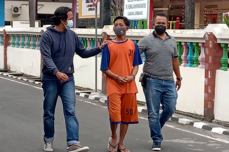 Salah satu pelaku penganiayaan terhadap pengguna jalan yang videonya viral sepekan lalu, diringkus polisi dan diamankan di Mapolres Jombang, Jawa Timur.