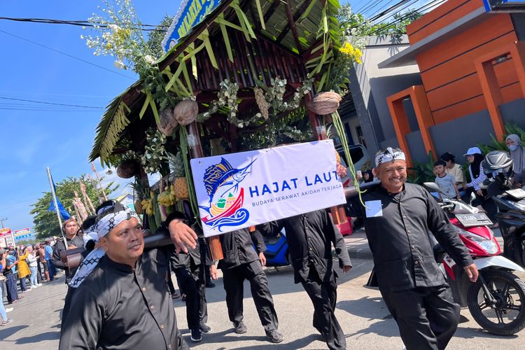 Tak Lagi Larung Kepala Kerbau, Hajat Laut di Pangandaran Kini Diganti Tabur Bunga