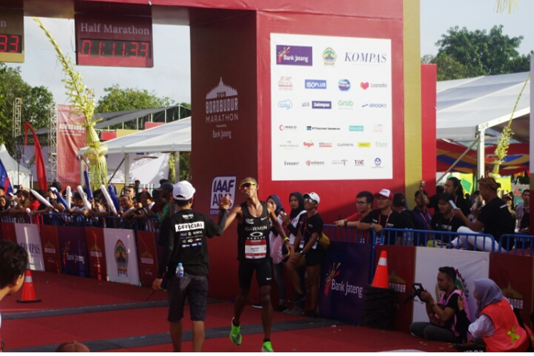 Atlet lari nasional, Agus Prayoga mencapai garis finis dalam ajang Borobudur Marathon 2019.