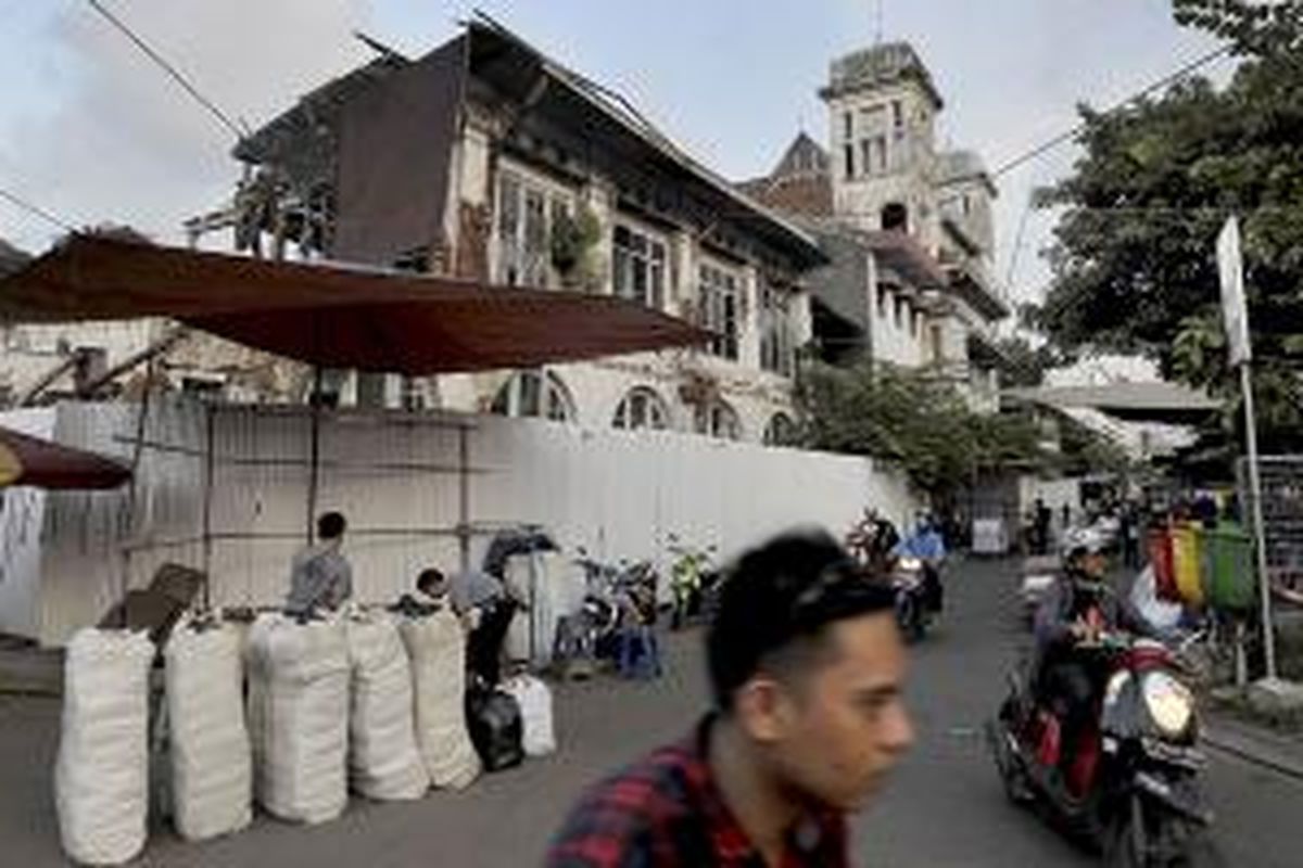 Salah satu gedung tua berada di Jalan Kali Besar Timur kawasan Kota Tua Jakarta, Selasa (31/3/2015). PT Jakarta Old Town Revitalization Corp akan merevitalisasi 17 gedung tua di kawasan itu dalam tenggat dua tahun. Total investasi untuk revitalisasi itu mencapai Rp 200 miliar.