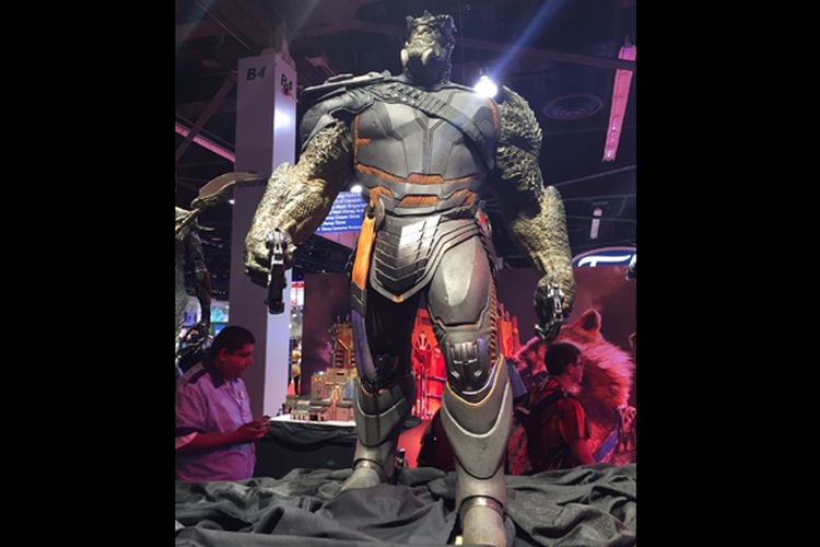 Patung Black Dwarf, anggota Black Order Thanos yang disegani, dipamerkan dalam pergelaran D23 Expo yang digelar di Anaheim, California, Jumat (14/7/2017). Black Dwarf akan menjadi salah satu musuh yang berbahaya dalam film Avengers: Infinity War.