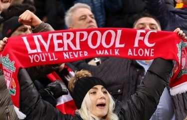 Penggemar The Reds membentangkan syal pada laga Norwich City vs Liverpool pada pekan ke-26 Liga Inggris 2019-2020.
