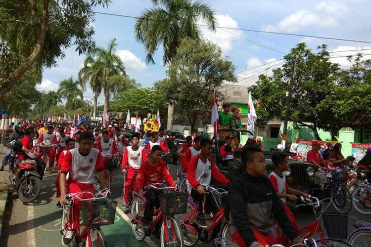 Puncak peringatan Kirap Pemuda Nusantara I, di Blitar digelar acara gowes bersama, berangkat dari halaman kantor Pemerintah Kota Blitar menuju Kantor Pemerintah Kabupaten Blitar di Kecamatan Kanigoro, Kabupaten Blitar, Selasa (06/12). 