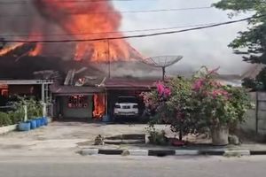 Dua Rumah Dinas Polisi di Pekanbaru Terbakar, 4 Mobil Mewah dan Moge Hangus