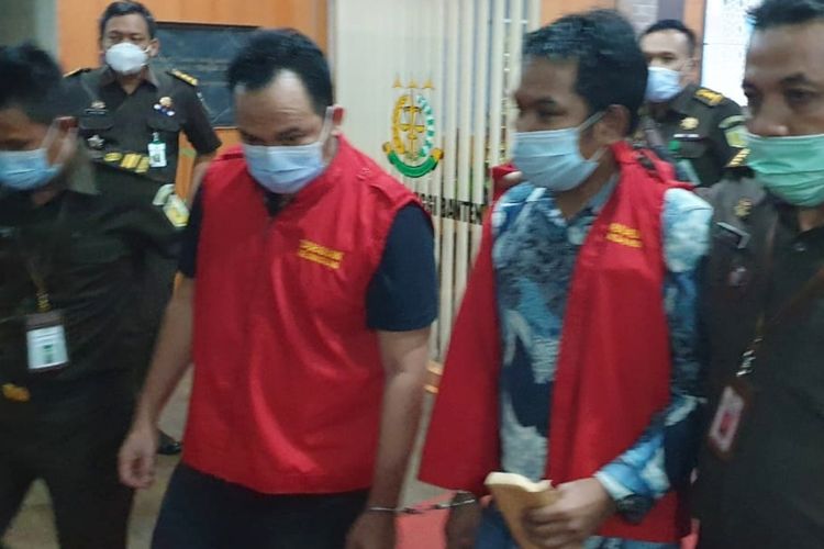 Kejati Banten menetapkan dan menahan tiga tersangka kasus dugaan korupsi pengadaan masker di Dinas Kesehatan Banten.