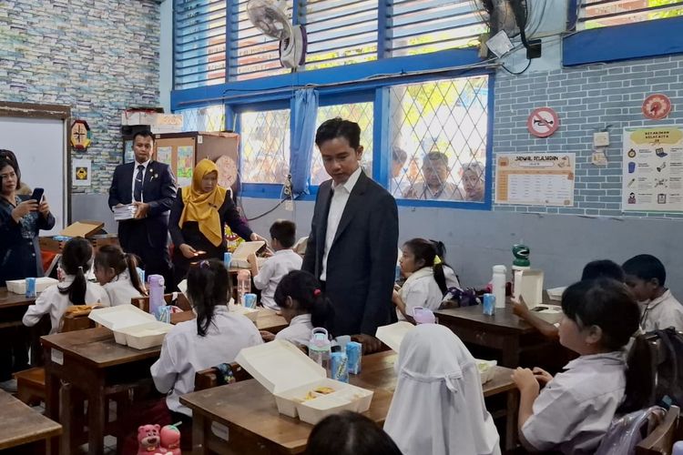 Tinjau Program Makan Bergizi, Gibran Mendapat Surat Dari Seorang Murid SD