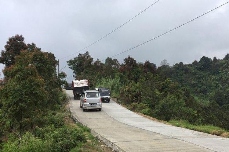 Sejumlah kendaraan berplat nomor Jawa Barat melintas di jalan perbatasan Kabupaten Batang dan Banjarnegara, yang kini sudah diperbaiki oleh pemerintah, Jumat (5/7/2019). 