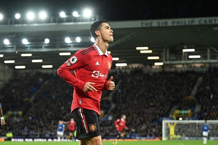 Striker Manchester United asal Portugal, Cristiano Ronaldo, merayakan gol kedua timnya saat melawan Everton di Goodison Park,pada 9 Oktober 2022.  Laga Everton vs Man United ini berakhir dengan skor 2-1 untuk kemenangan MU. Terkini, Cristiano Ronaldo dicoret dari skuad Man United melawan Chelsea. (Photo by Oli SCARFF / AFP) 