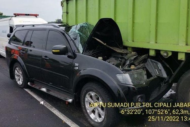 Kepala Badan Kepegawaian Daerah Provinsi Jabar, Yerri Yanuar meninggal dunia, setelah mengalami kecelakaan lalu lintas di tol Cipali KM 92 B, arah Jakarta, Jumat (25/11/2022).  

