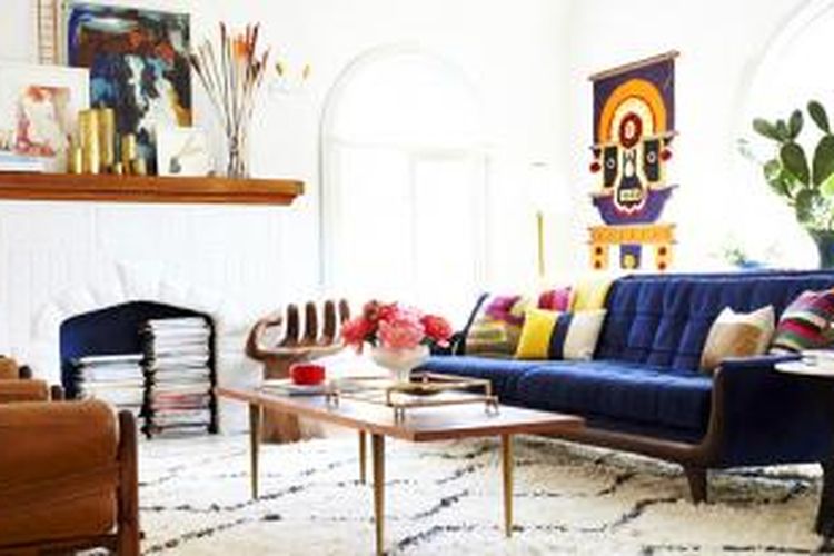 Desainer Emily Henderson memberikan tampilan modernisme gaya Meksiko yang menarik dan mungkin bisa dilakukan di rumah. Meski terbilang baru dalam dunia desain, Henderson sudah berhasil memberikan tampilan ruang keluarga yang manis, bergaya meksiko, dan tampak menyenangkan untuk digunakan sehari-hari. 