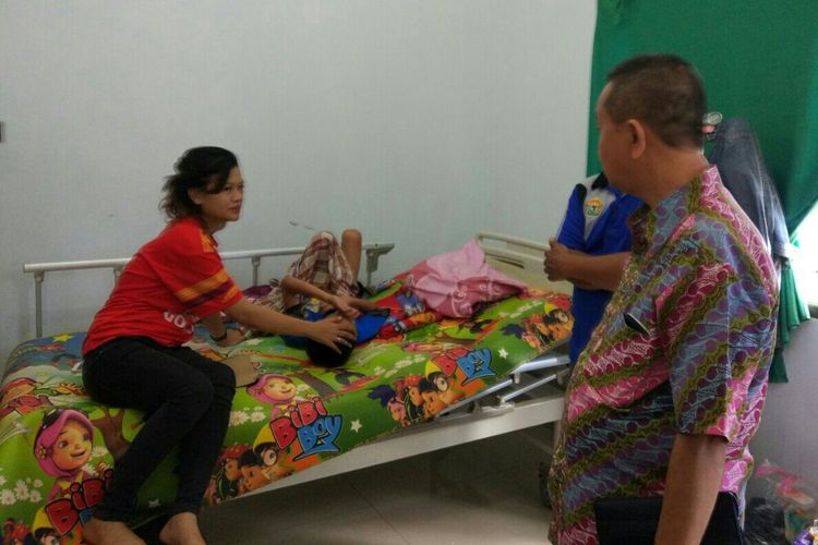 Kapusdik BPOM RI Hendri Siswadi saat melihat langsung korban penyalahgunaan obat anak usia 9 tahun di UGD Rumah Sakit Jiwa (RSJ) Kendari. (KOMPAS.COM/KIKI ANDI PATI)
