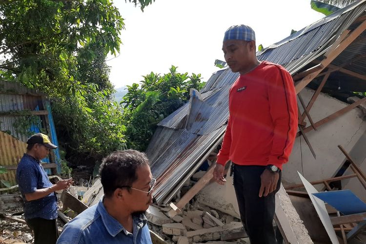 Rumah milik seorang Anggota Babinkantibmas di Ambon yang berada di kawasan Gunung Malintang, Desa Batu Merah, Kecamatan Sirimau, ambruk setelah gempa bermagnitudo 4,5 mengguncang wilayah tersebut, Sabtu pagi (16/11/2019)