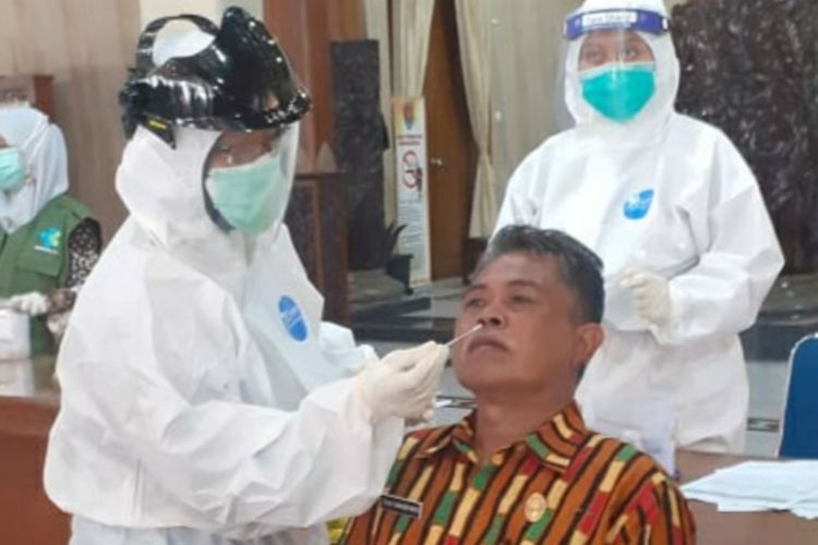 Tes swab massal terhadap ASN Pemkab Cilacap di Pendapa Kabupaten Cilacap, Jawa Tengah, Selasa (8/12/2020)