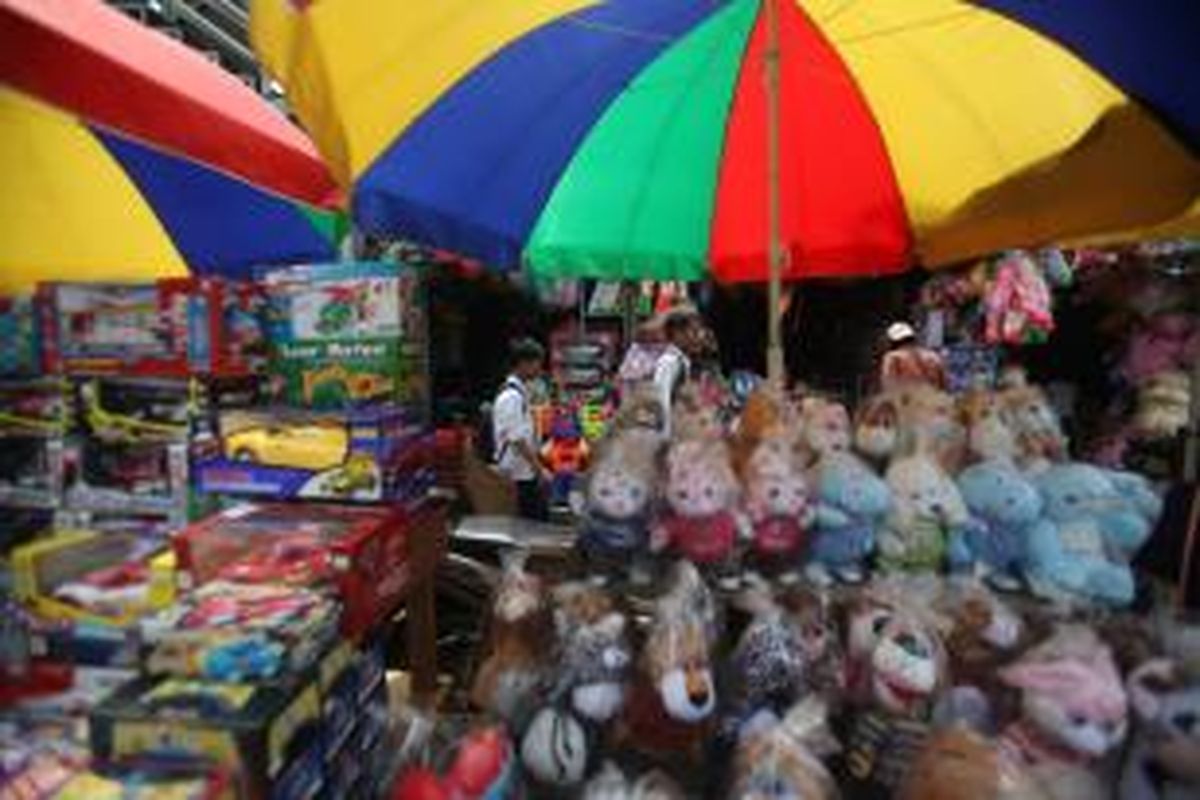 Aktivitas perdagangan mainan di Pasar Gembrong, Cipinang Besar, Jatinegara, Jakarta, Jumat (20/5/2011). 