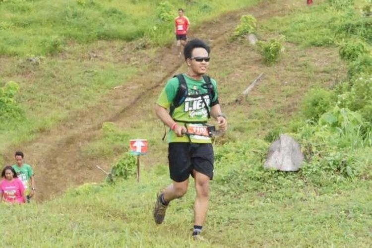 Peserta Banyuwangi Ijen Green Run saat mendaki Bukit Seno, perkebunan Kalibendo, Banyuwangi, Jawa Timur, Sabtu (3/12/2016).