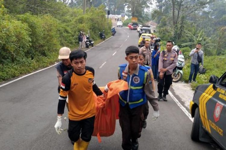 Petugas Satreskrim Polres Mojokerto bersama K9 Polda Jatim dan relawan saat mengevakuasi potongan tubuh manusia korban mutilasi yang ditemukan di semak belukar tepi jalan raya Pacet-Cangar, di Dusun Pacet Selatan, Mojokerto, Sabtu (6/9/2025). 