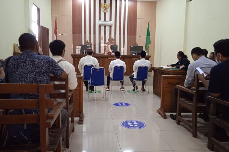 Tiga terdakwa kasus pemukulan perawat puskesmas karena tabung oksigen menjalani sidang tuntutan di PN Tanjung Karang, Bandar Lampung.