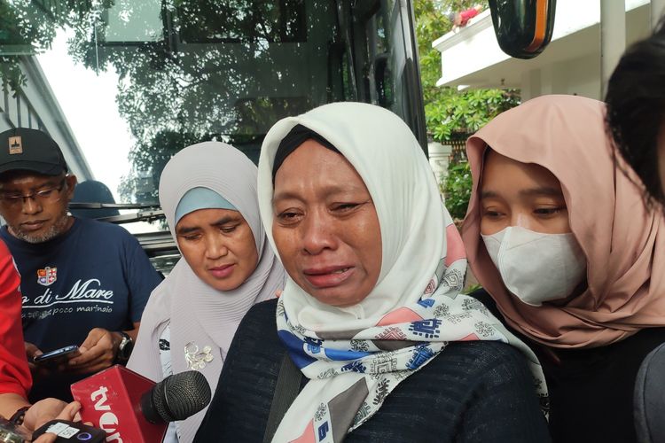 Kartini, ibunda Pegi Setiawan, tersangka pembunuhan Vina Dewi (16) dan Muhammad Rizky (16) atau Eki di Cirebon, Jawa Barat, menyambangi Mahkamah Agung pada Kamis (20/6/2024) sore.