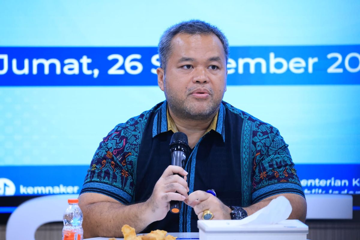 Kepala Biro Humas Kementerian Ketenagakerjaan (Kemenaker) Sunardi Manampiar Sinaga saat memberikan paparan dalam media briefing bertema ?No One Left Behind: Inklusi untuk Semua? di Ruang Karirhub, Pasar Kerja Kemenaker, Jakarta, Jumat (26/09/2025)