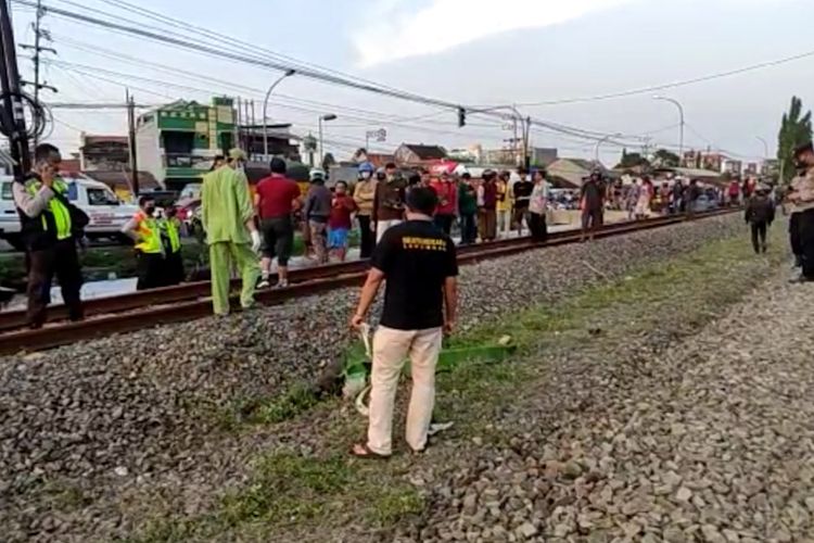 Pihak kepolisian melakukan olah Tempat Kejadian Perkara (TKP), usai korban Parno tersambar kereta api ekonomi jurusan Surabaya-Bojonegoro, Kamis (30/6/2022) sore. 