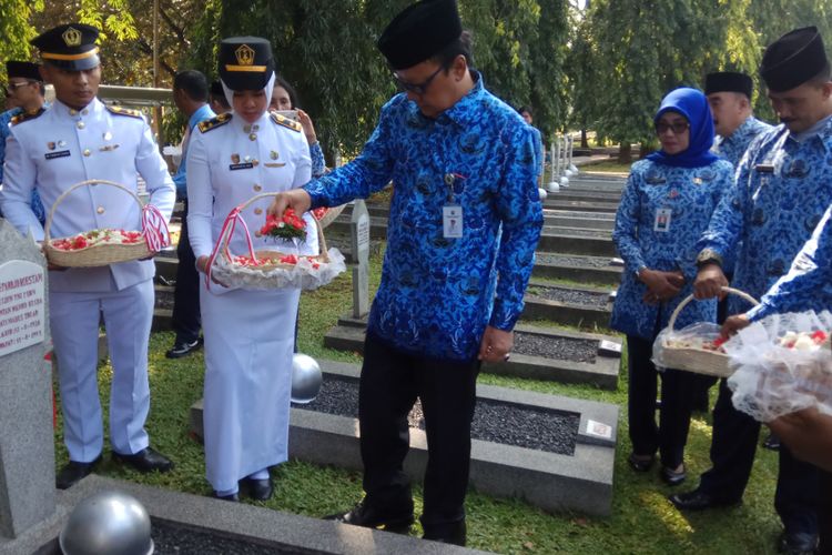  Menteri Dalam Negeri Tjahjo Kumolo memimpin upacara peringatan hari Kesaktian Pancasila di Taman Makam Pahlawan (TMP), Kalibata, Jakarta. Tak cuma itu, Tjahjo juga melakukan tabur bunga ke sejumlah makam pahlawan nasional dan mantan Menteri Dalam Negeri era terdahulu serta makam suami Presiden RI ke-4 Megawati Soekarnoputri. Jakarta, Senin (2/10/2017). 