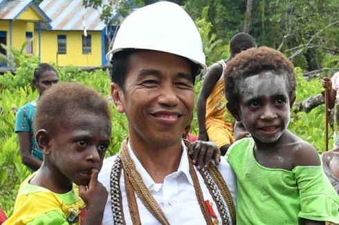 Senyum Geli Jokowi Saat Gendong Anak Balita Bernama Jokowi di Asmat