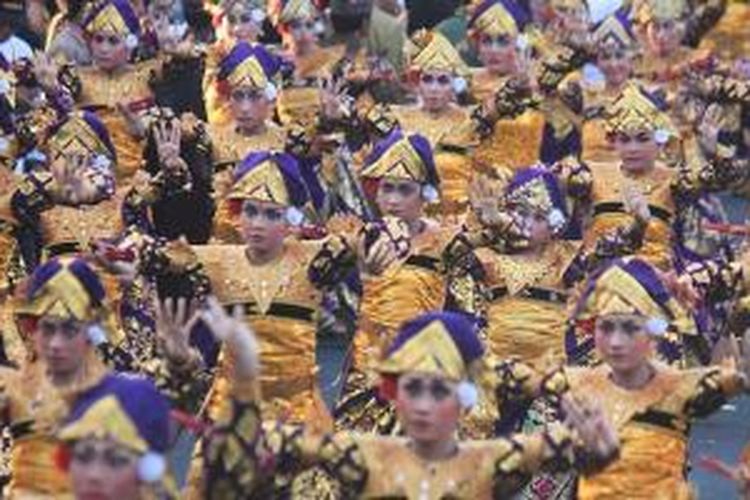 Tari Teruna Jaya di Buleleng Festival, Singaraja, Bali, Jumat (23/8/2013). 