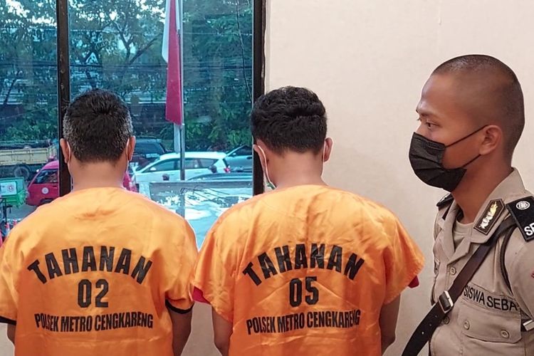 Tersangka debt collector gadungan dihadirkan dalan rilis kasus di Mapolsek Cengkareng, Jakarta Barat, Kamis (2/6/2022). Mereka ditangkap polisi karena merampas sepeda motor di kawasan Rawa Buaya, Kecamatan Cengkareng, Jakarta Barat.
