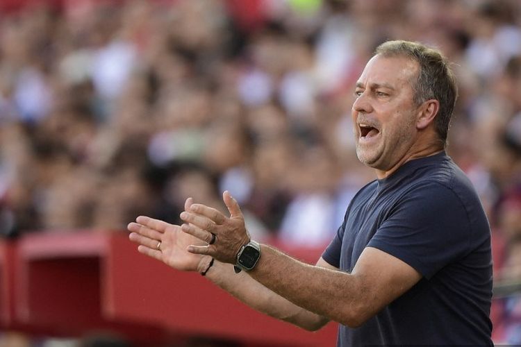 Pelatih Barcelona asal Jerman Hansi Flick bereaksi di laga Liga Spanyol antara Sevilla FC dan FC Barcelona di Stadion Ramon Sanchez Pizjuan di Seville pada 5 Oktober 2025.
