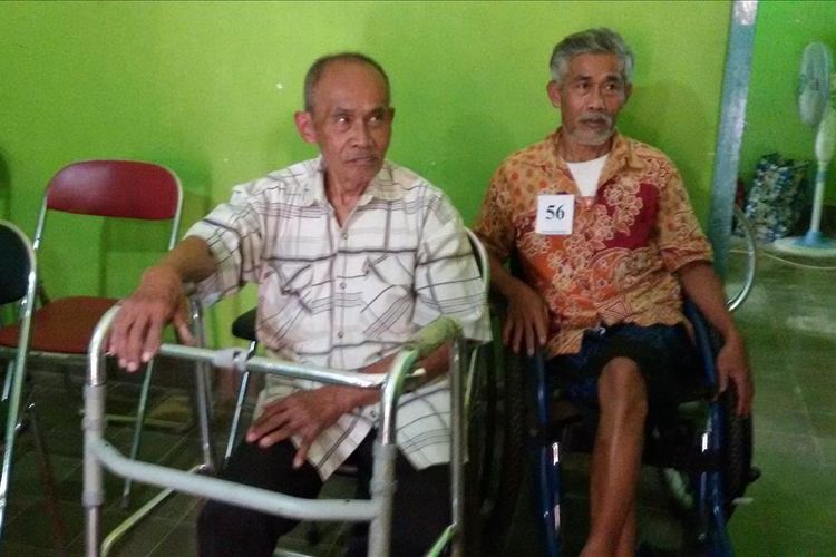 Ahmad Riyadi, 80 tahun, penderes nira asal Hargotirto, Kecamatan Kokap, pernah 12 kali jatuh dari pohon, lalu tak lagi bisa jalan dengan benar. Pria setengah baya di sampingnya, Imam Sahroni, 60 tahun, asal Kadigunung, Hargomulyo, Kokap, juga mantan penderes nira aktif di masa lalu. Ia tak lagi bisa jalan sejak jatuh dari pohon kelapa tiga tahun silam. Kedua lansia bersama ratusan lain di Kulon Progo ini menerima bantuan berbagai alat kesehatan dari Pemprov DIY, baik kursi roda, kruk, kaki dan tangan palsu, maupun kacamata.
 